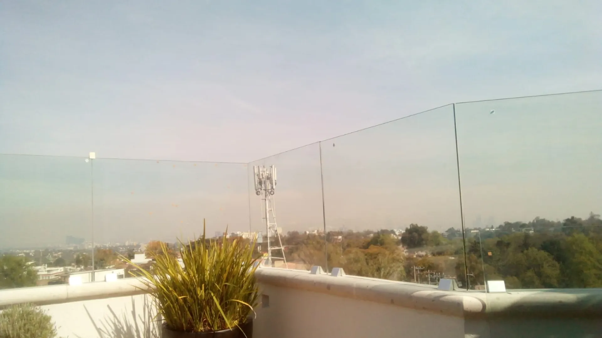Balcón de cristal e iluminación